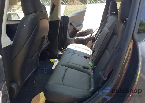 2024 Tesla Model Y из США, поврежденный, VIN 7SAYGDEE0RA301487